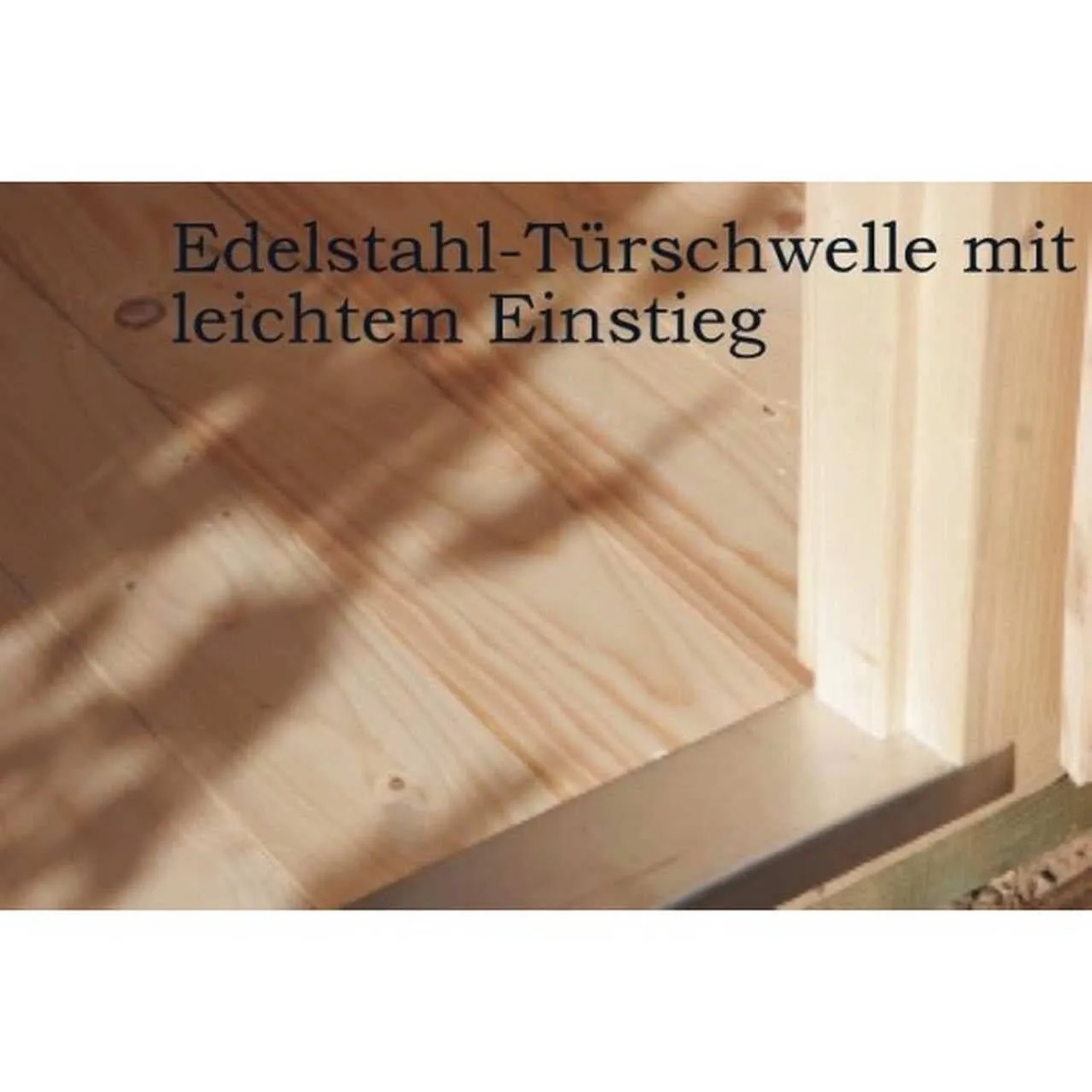 Detailaufnahme: Türschwelle aus Edelstahl für Gartenhaus Schweden 18, erleichtert den Einstieg.