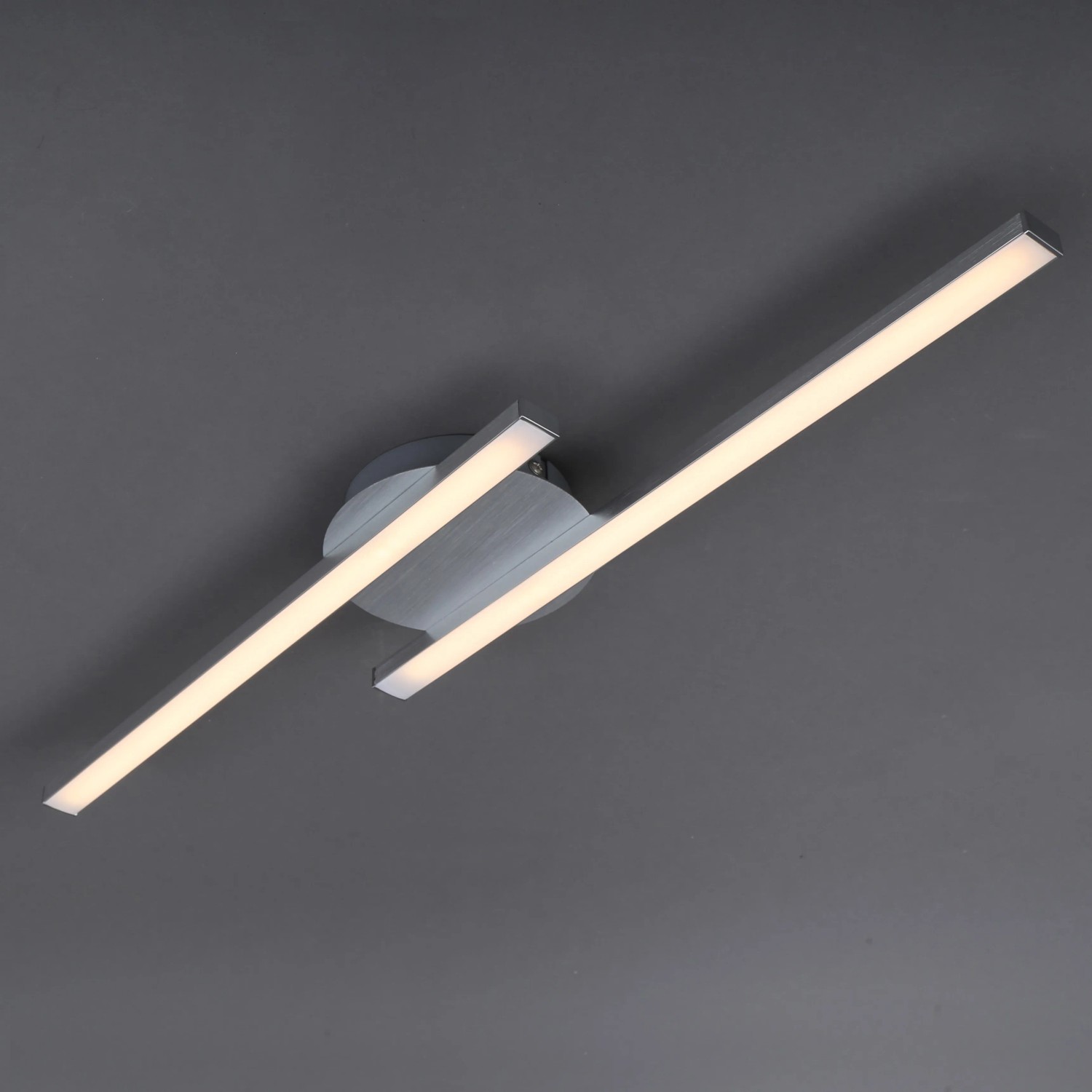 Moderne Briloner LED-Deckenleuchte in Silber mit zwei warmweißen Lichtstäben.