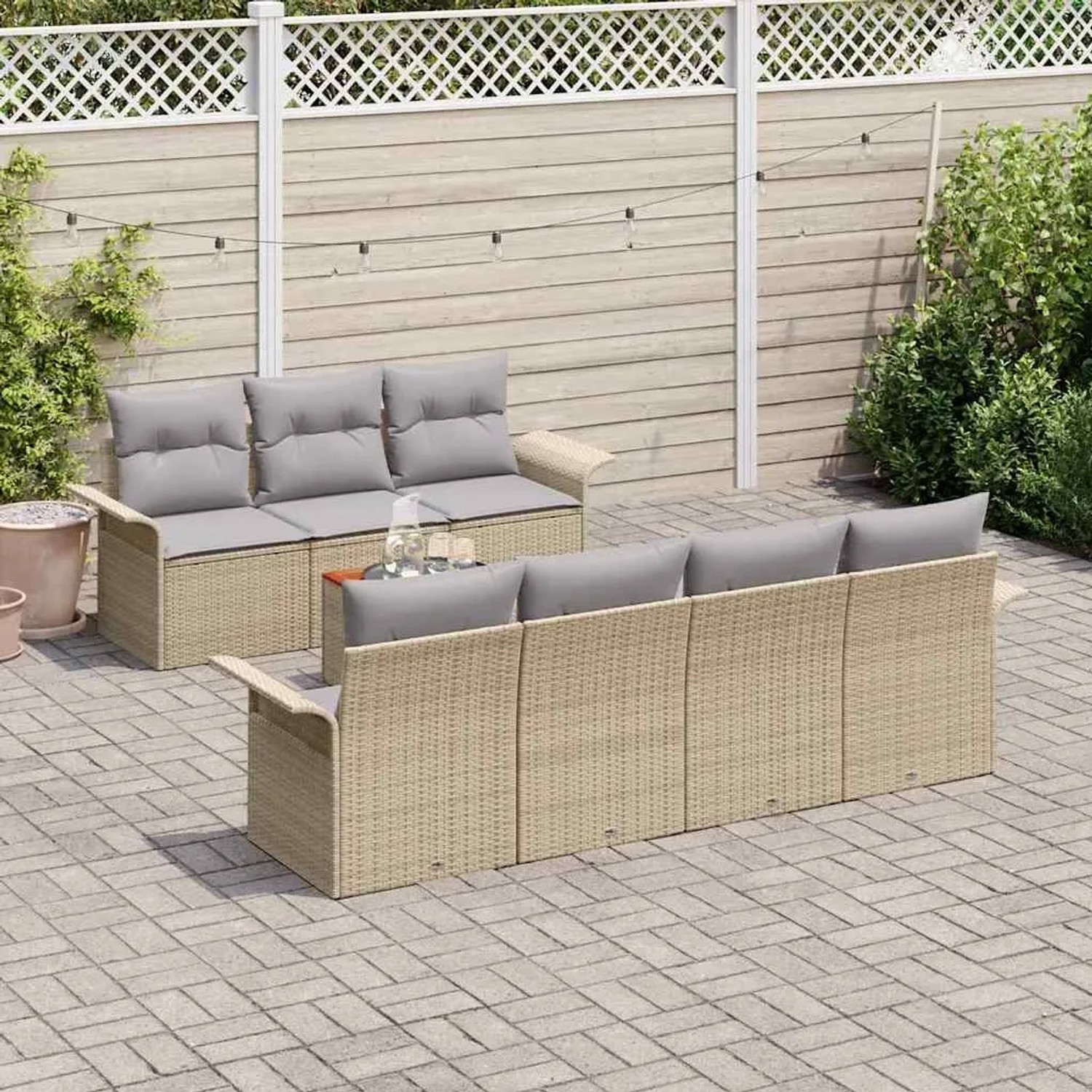 Beiges 8-tlg. vidaXL Garten-Sofa-Set aus Poly Rattan mit Tisch und grauen Kissen.