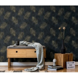 Vliestapete Guido Maria Kretschmer Fashion for Walls Schwarz mit goldenen Palmenblättern.