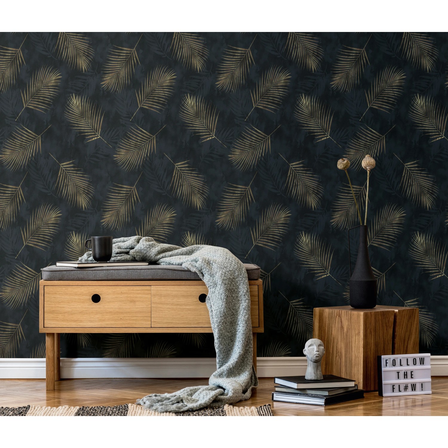 Vliestapete Guido Maria Kretschmer Fashion for Walls Schwarz mit goldenen Palmenblättern.