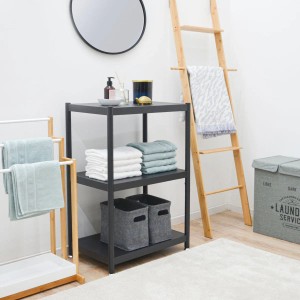 Schwarzes shelfr Industrial Design Metallregal mit 3 Ebenen im Badezimmer.