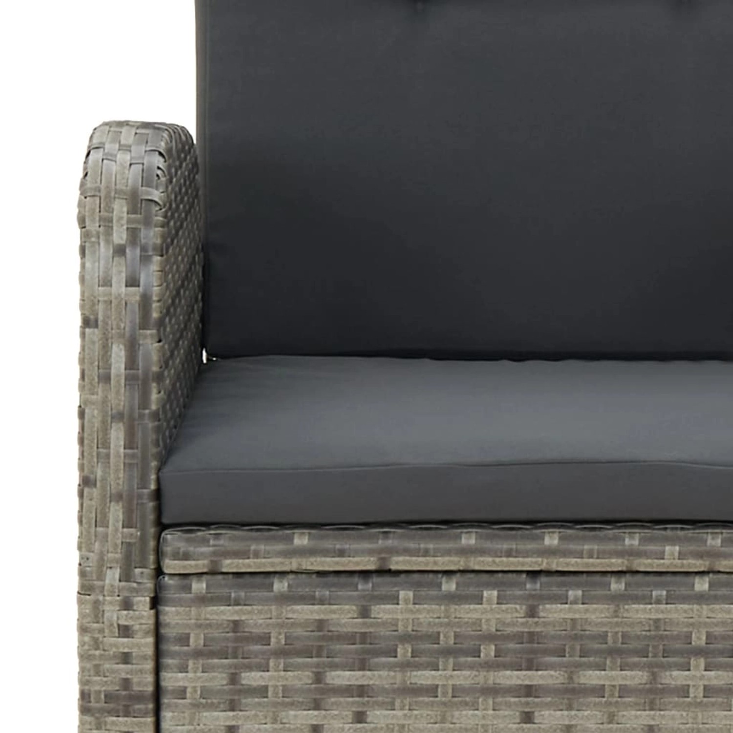 Detailansicht: Grauer Gartenstuhl aus Polyrattan mit dunklen Kissen, Teil der 9-tlg. Essgruppe.