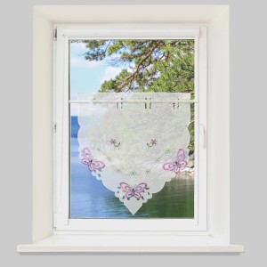 Lila Arsvita Fenstergardine mit Schmetterlings-Stickerei im Fenster.