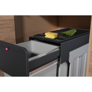 Hailo Einbau-Mülleimer EB-X Trio mit drei Inneneimern und Ablage im Auszug.