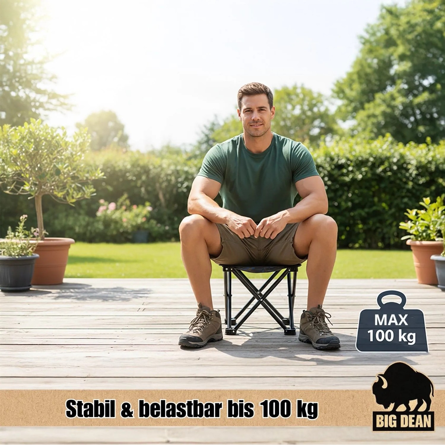 Mann sitzt auf schwarzem BigDean Campinghocker im Garten. Der leichte Falthocker ist stabil, bis 100 kg belastbar, ideal für Outdoor.
