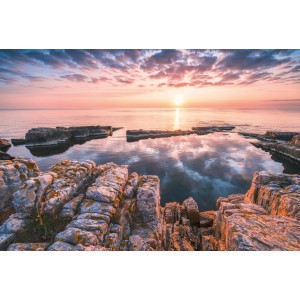 Komar Fototapete Vlies Spiegelküste (368x248 cm) mit Küstenlandschaft und Sonnenaufgang.