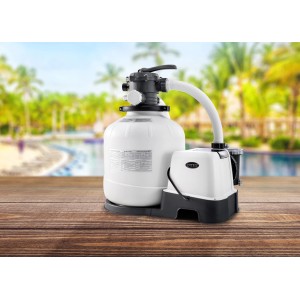 Intex Krystal Clear Sandfilteranlage mit Salzwassersystem ECO-20220-2 vor Pool-Hintergrund.