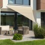 Dreieckiges, naturfarbenes Schneider Sonnensegel Lanzarote spendet Schatten auf Terrasse mit Gartenmöbeln.