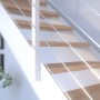 Treppe Kos mit Buchenholzstufen und weißem Metallgeländer. Detailansicht.