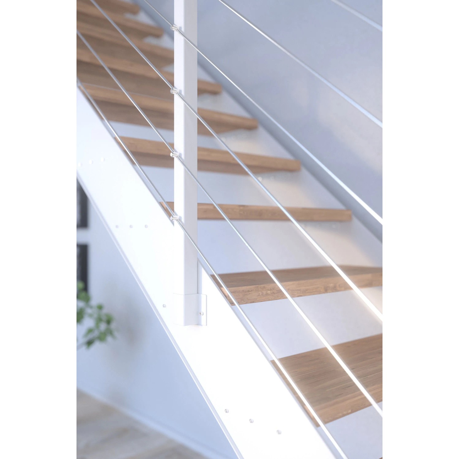Treppe Kos mit Buchenholzstufen und weißem Metallgeländer. Detailansicht.