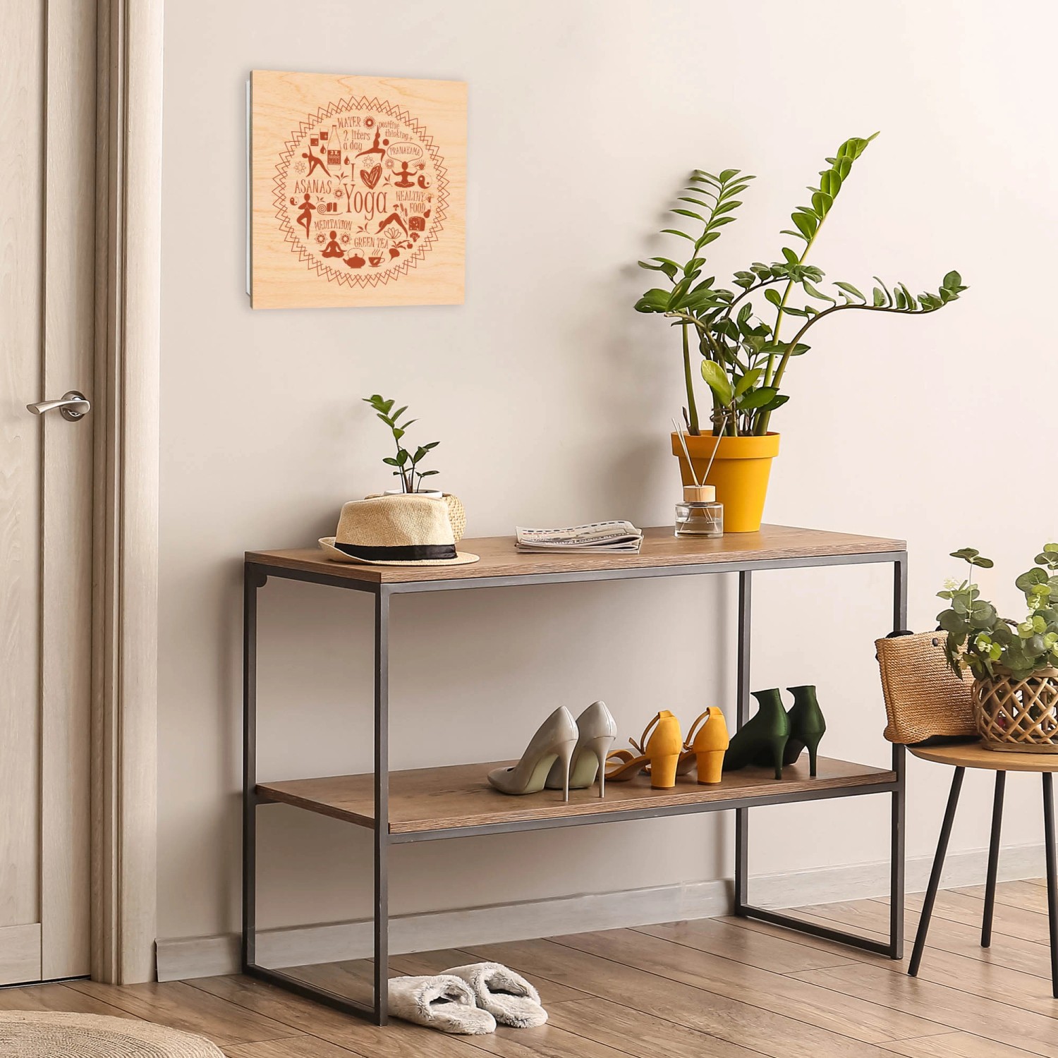 Weißer Banjado Schlüsselkasten aus Holz mit Yoga Motiv, 30x30cm, 50 Haken.