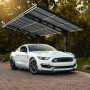 Schwarzer Palram Canopia Carport Sydney Wave mit Auto. Moderner Unterstand für Fahrzeuge.