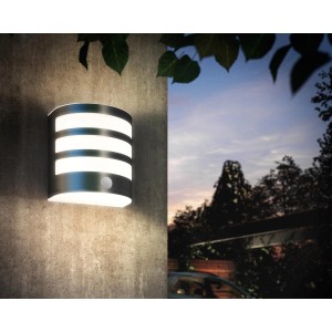 Moderne LED-IR-Außenwandleuchte Calgary aus Edelstahl mit Bewegungsmelder.