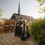 Enders Elektrogrill eUrban Pro 2 Turbo mit Trolley auf einer Dachterrasse mit Sitzgruppe.