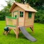 Axi Spielhaus Robin mit Rutsche, braun/grün, aus Holz mit Schornstein und schrägen Fenstern.