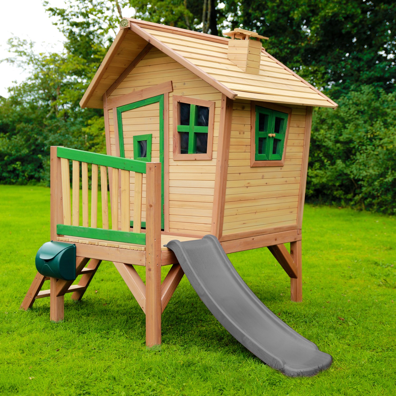 Axi Spielhaus Robin mit Rutsche, braun/grün, aus Holz mit Schornstein und schrägen Fenstern.