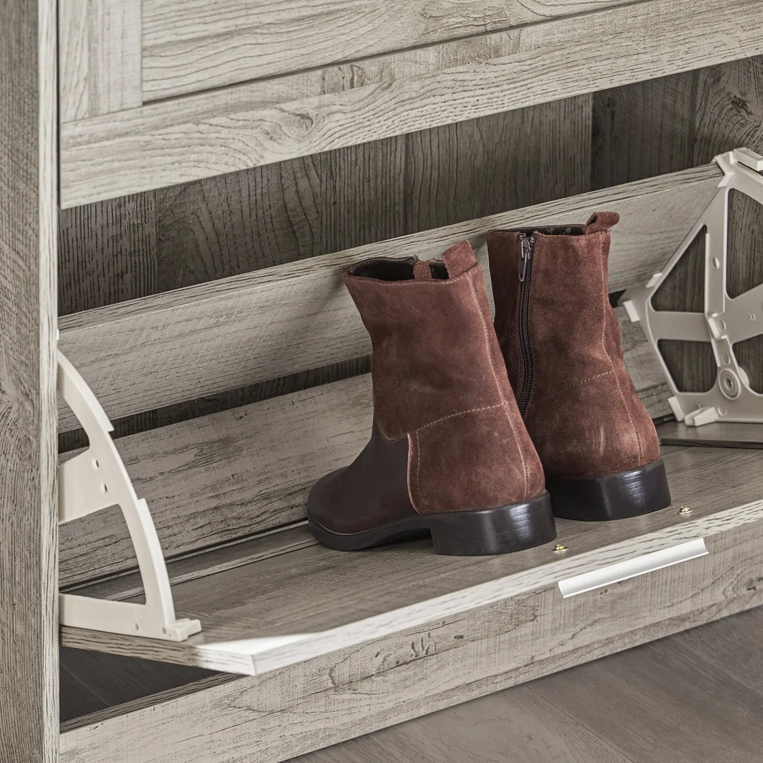SoBuy Schuhkipper FSR137-HG in Hellgrau mit zwei braunen Stiefeln im offenen Fach.