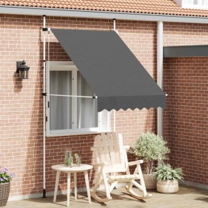 Anthrazitfarbene, handbetriebene Einziehmarkise (150 cm) am Haus mit Gartenmöbeln.