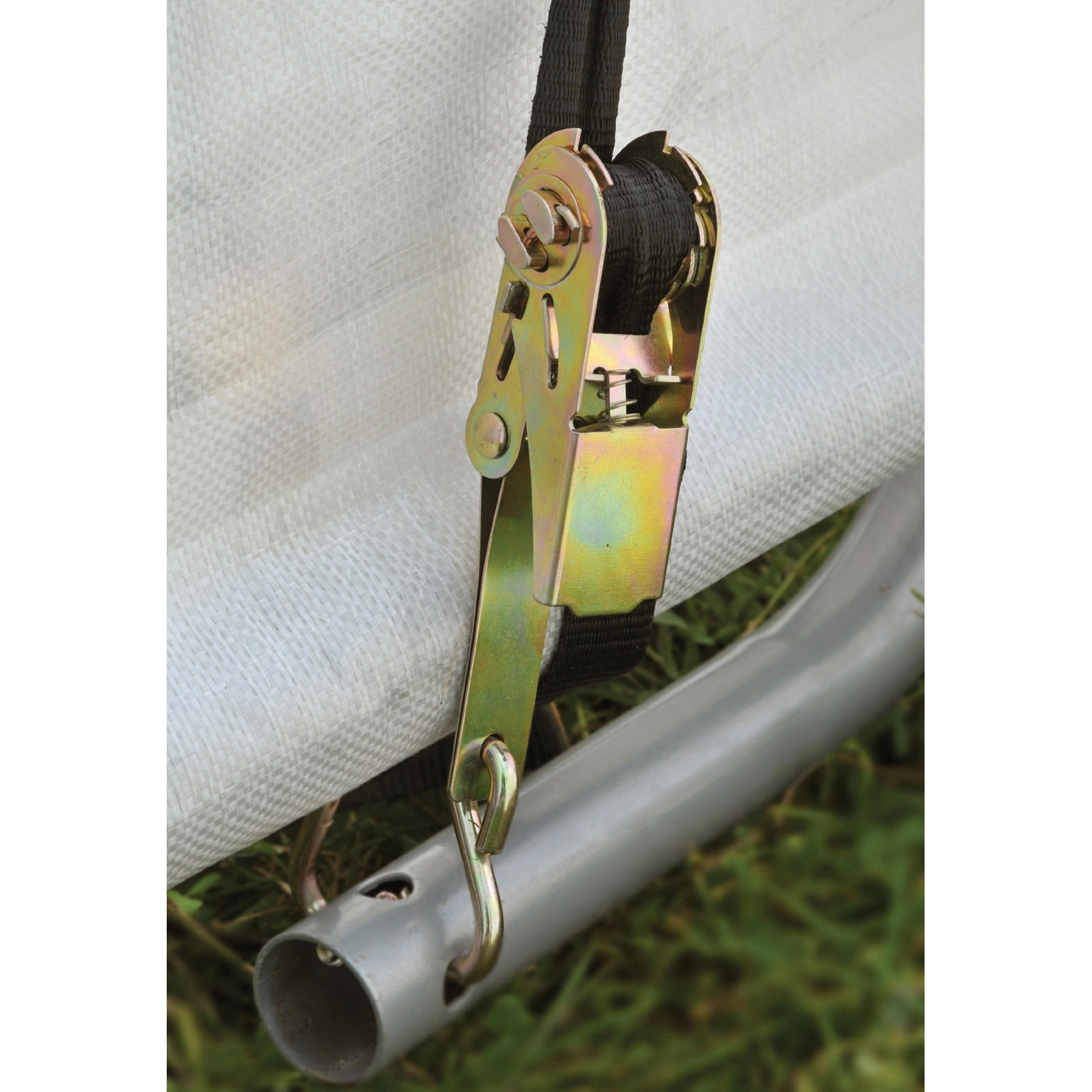 Detailaufnahme: Spanngurt am Stahlrahmen des ShelterLogic Gewächshauses.