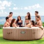 Intex PureSpa Bubble Massage Set für 8 Personen im Garten mit Badegästen.