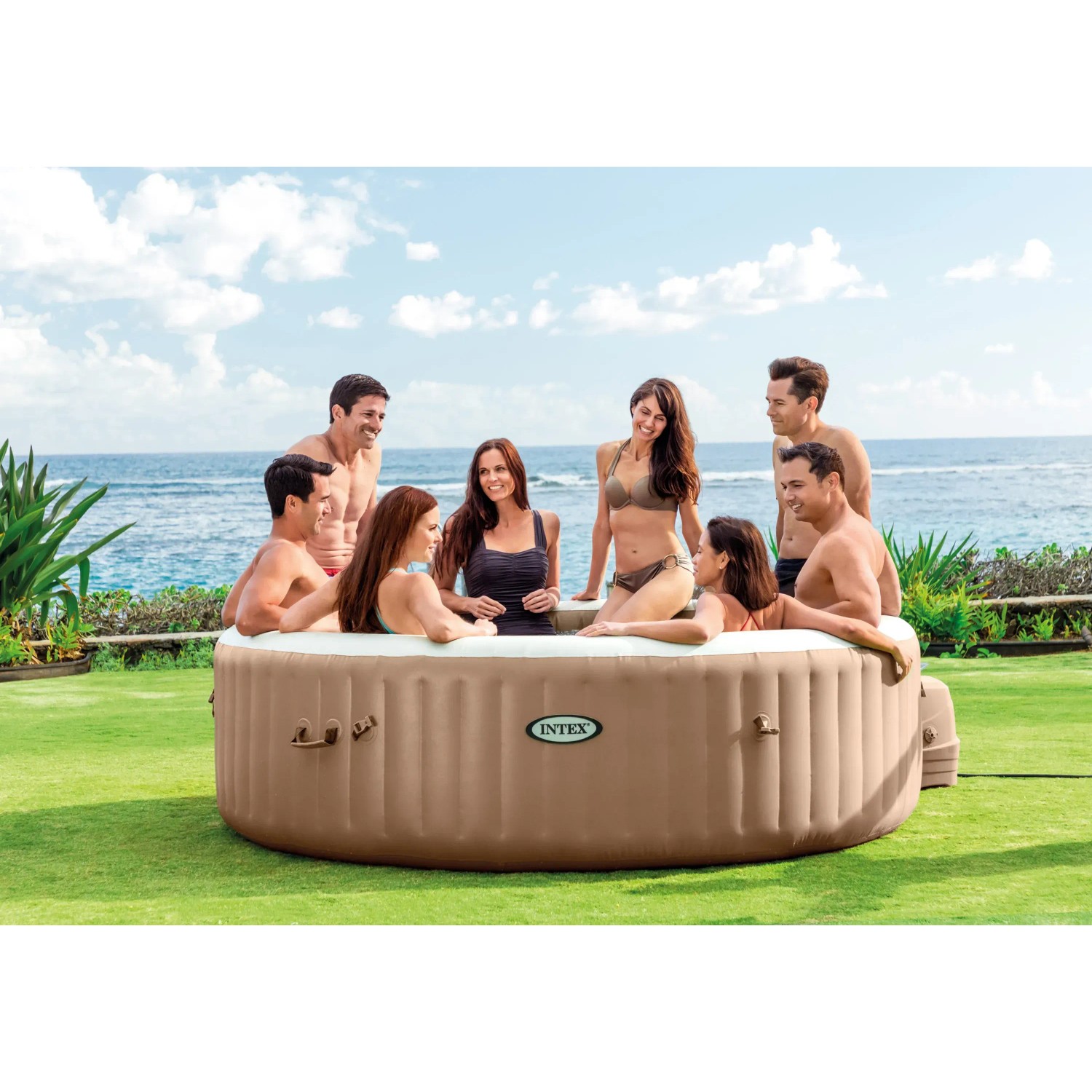Intex PureSpa Bubble Massage Set für 8 Personen im Garten mit Badegästen.