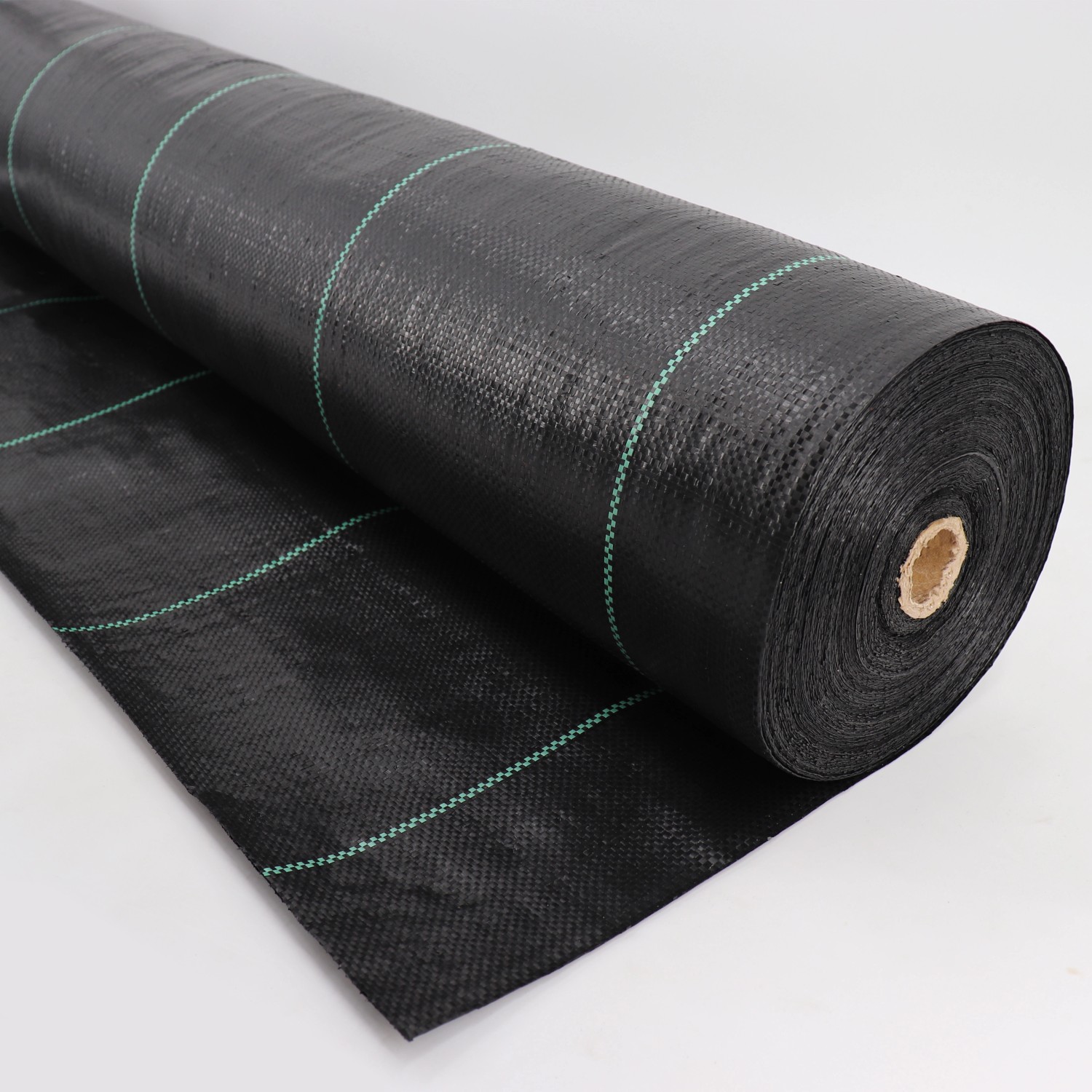 Rolle schwarzes Aquagart Bodengewebe 100g/m² mit grünen Markierungsstreifen.