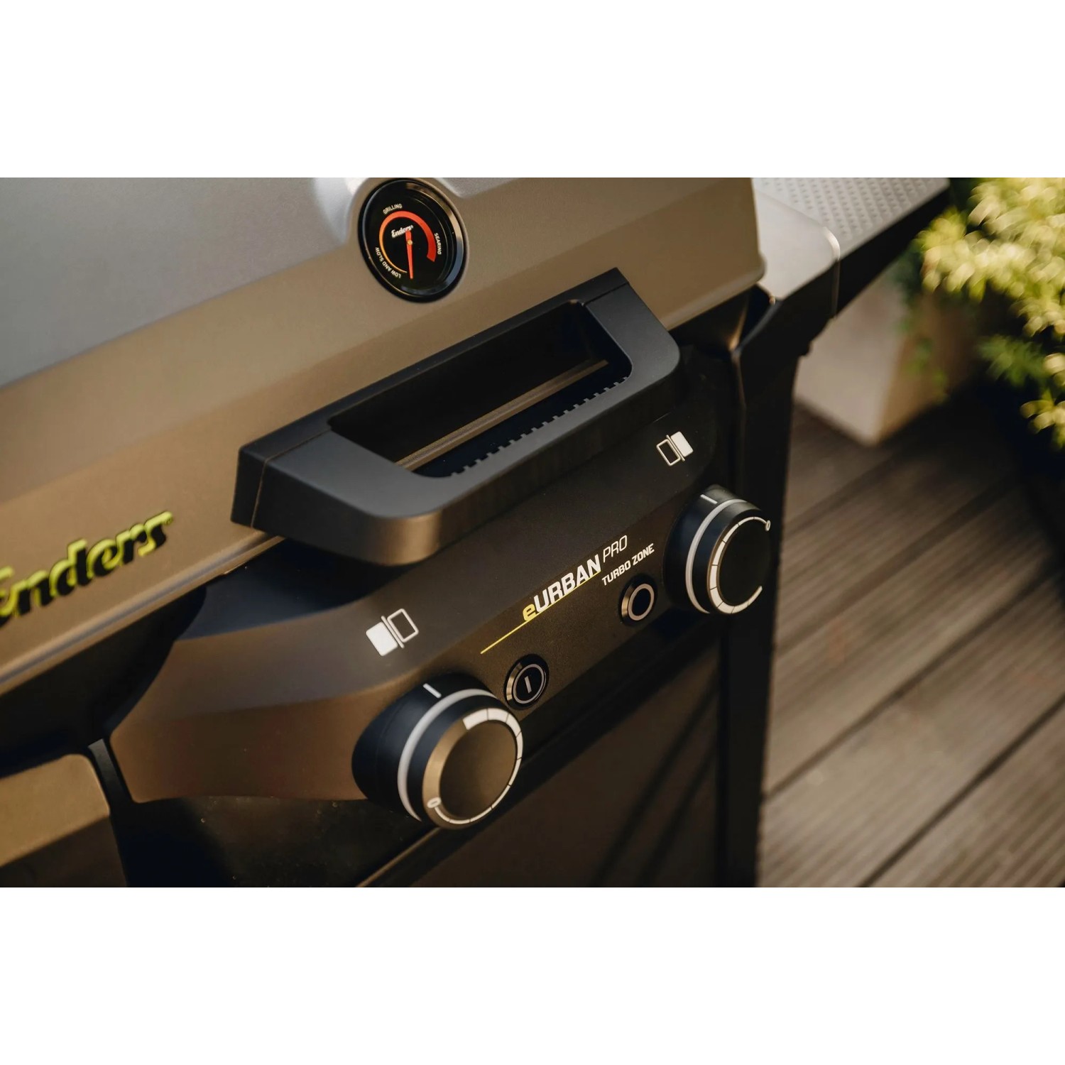 Detailansicht des Enders Elektrogrills eUrban Pro 2 mit Trolley, Fokus auf Bedienelemente und Temperaturanzeige.