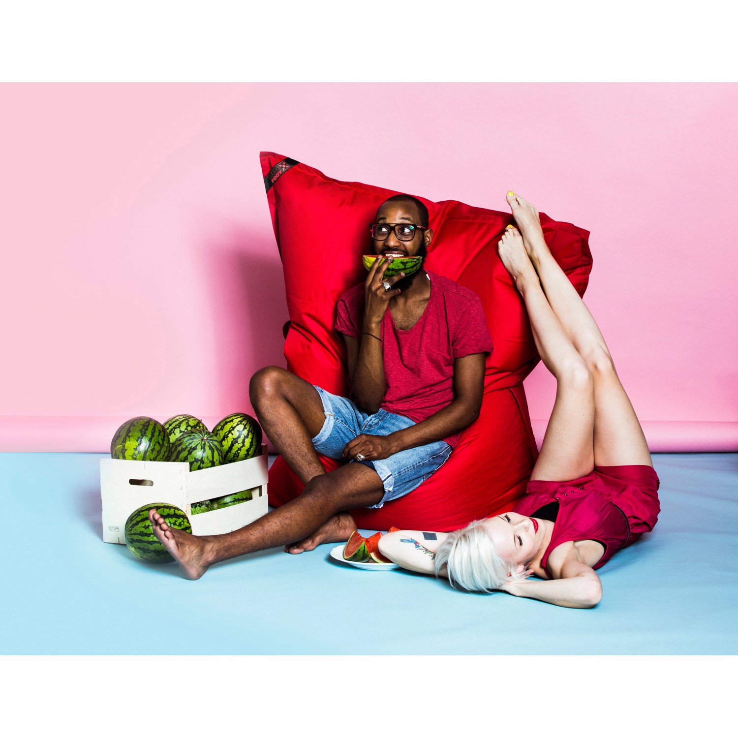 Roter Sitting Point Sitzsack Big Foot Scuba mit Personen und Wassermelonen