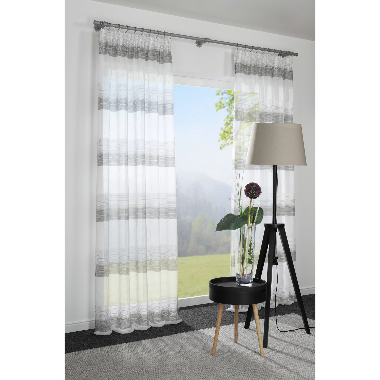 Gardinia Stilgarnitur Industrial Home mit grau-weiß gestreiften Vorhängen und Lampe.