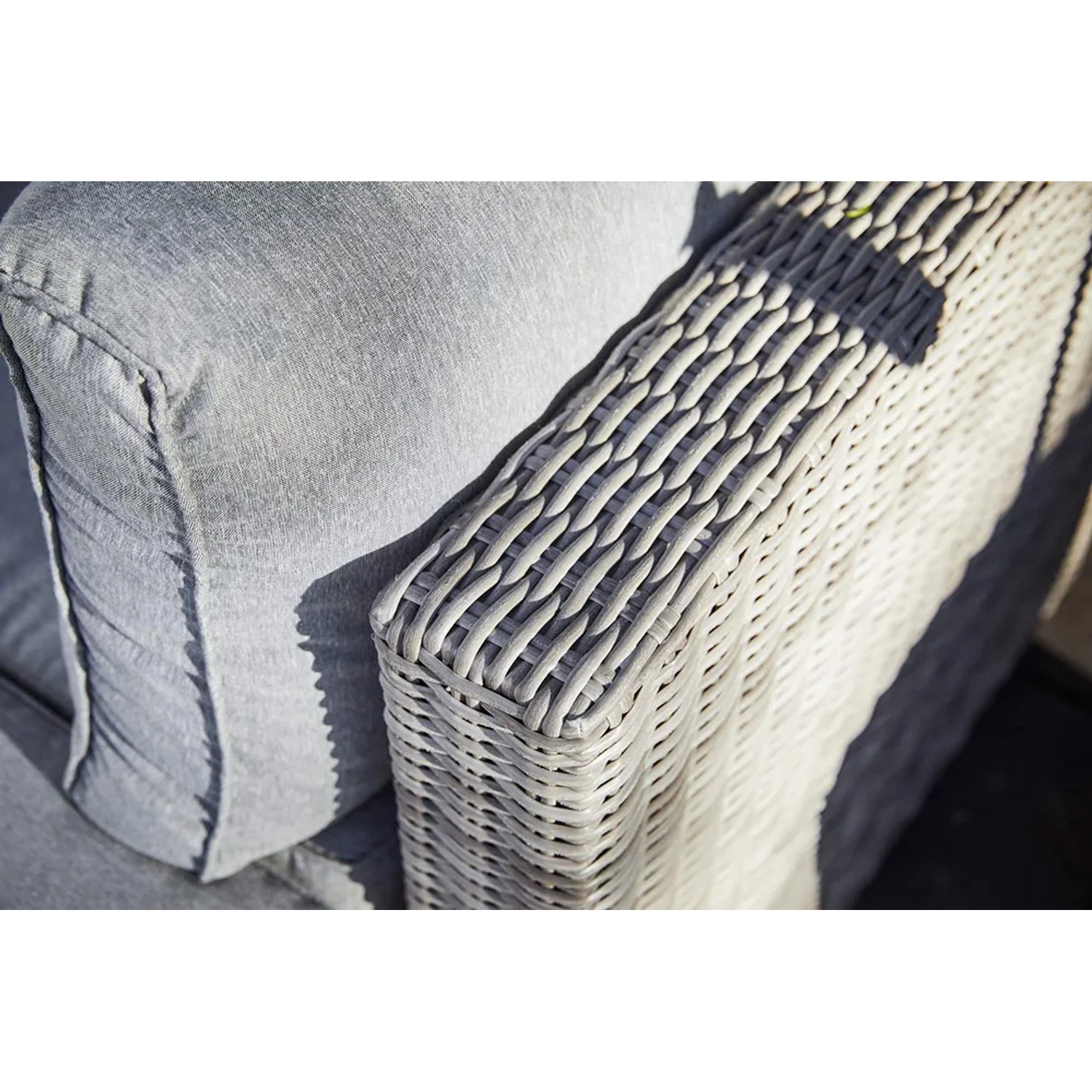 Detailaufnahme: Lounge-Sessel Olea aus Polyrattan in Sand mit hellgrauen Kissen.
