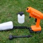 Yard Force Akku-Mitteldruckreiniger LW C02B 20 V mit Zubehör auf Rasen.