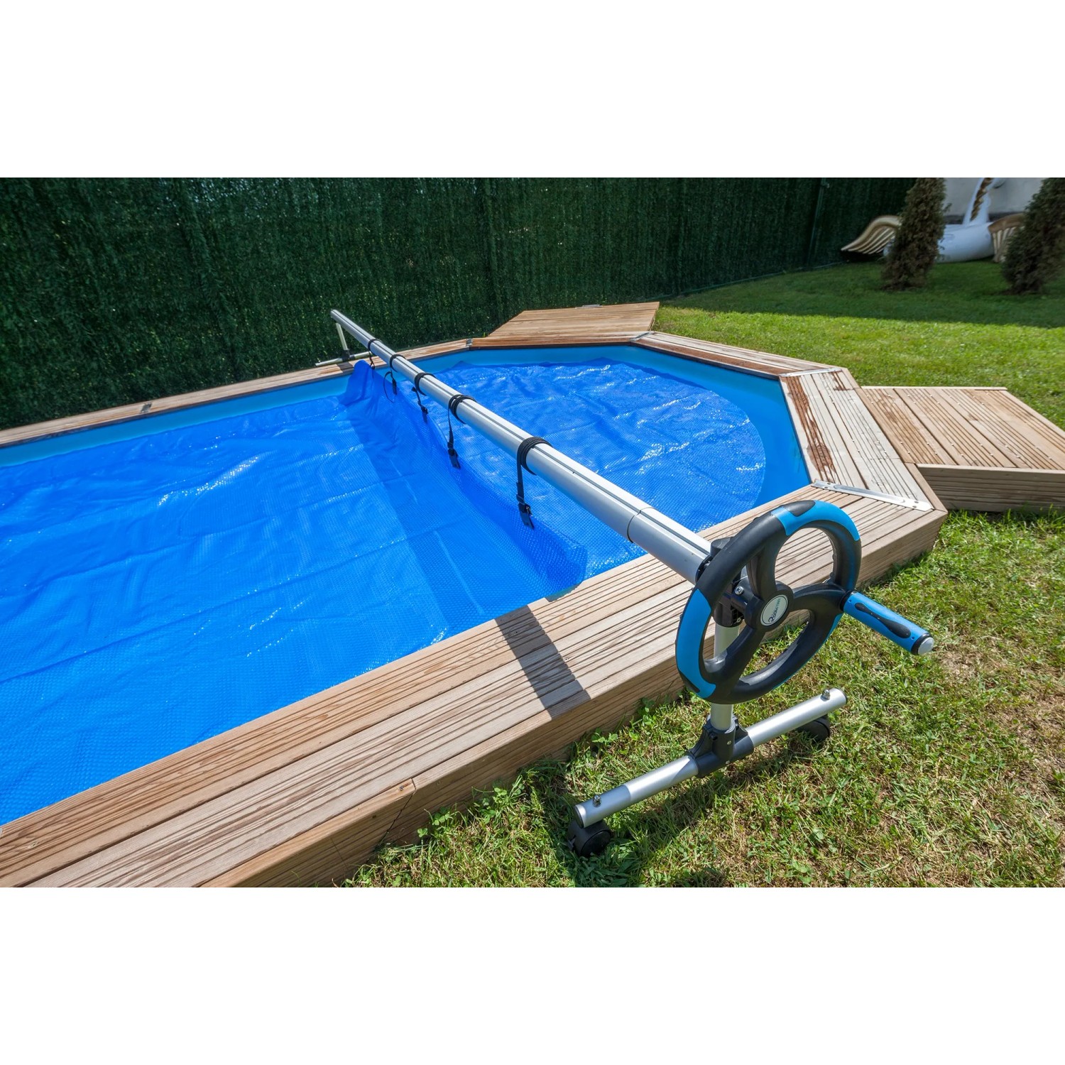 Gre Planenaufroller aus Aluminium für Pools bis 5,50 m mit blauer Poolabdeckung.