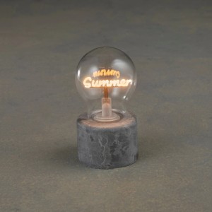 LED-Tischlampe Summer von Mica Decorations, 15 cm hoch, mit leuchtendem Schriftzug auf grauem Sockel.
