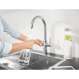 Grohe Blue Professional Spültischarmatur Set Chrom beim Befüllen eines Glases.