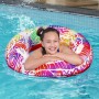 Mädchen im Pool mit buntem Bestway Schwimmring Summer Swirl (Ø 80 cm) mit Mandala-Design.