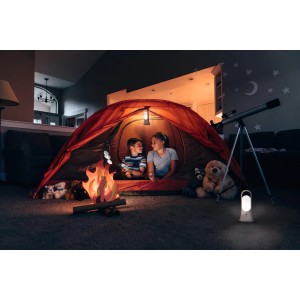 Kinder im Zelt mit Osram LED-Nachtlicht Nightlux Mobile Lantern. Gemütliche Atmosphäre im Kinderzimmer.