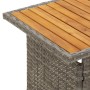 Detailansicht: Gartentisch des vidaXL Lounge-Sets, graues Rattan, Akazienholzplatte.
