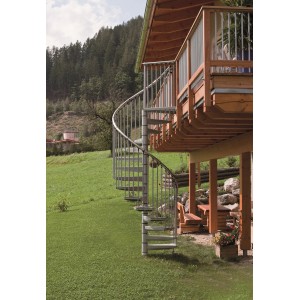 Außenwendeltreppe Minka Rondo Zink Plus, Ø 120 cm, feuerverzinkt, führt zu einem Holzhaus.