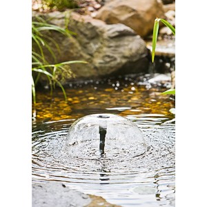 Heissner Teichpumpenset Aqua Jet Eco 1100 l/h im Teich mit Wasserfontäne.