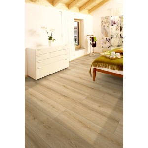 Heller Raum mit Kaindl Comfort Laminat 7 mm Eiche Evoke Classic Boden.