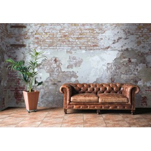 Fototapete Alte Mauer in 3D Steinoptik für Wohn- und Schlafzimmer hinter braunem Ledersofa und Zimmerpflanze.