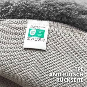 Detailaufnahme der rutschfesten Rückseite der grauen KARAT Badematte SKY, Oeko-Tex Standard 100 Label sichtbar.