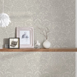 Helle, graue Vliestapete mit elegantem Barock Muster für Wohn- und Schlafzimmer.