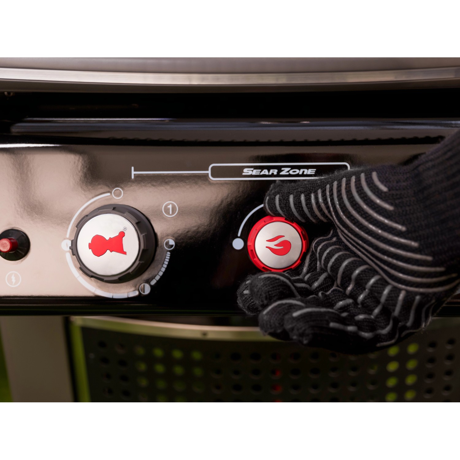 Detailaufnahme: Weber Spirit E-220S Gasgrill, Sear Zone Regler wird bedient.