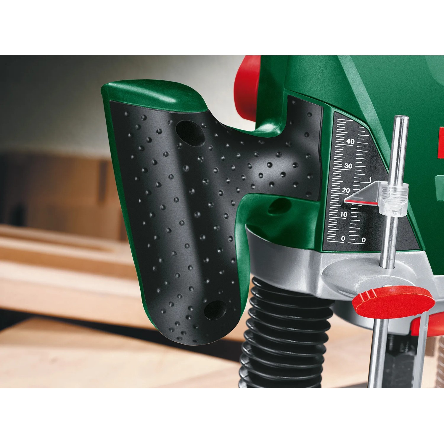 Detailaufnahme der Bosch Oberfräse 1400 ACE mit Hubhöhenanzeige und ergonomischem Griff.