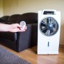 WESTINGHOUSE Standventilator Cascata mit Kühlnebelfunktion und Fernbedienung im Wohnraum.