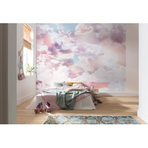 Komar Vlies Fototapete Clouds 300x250 cm im Schlafzimmer mit rosa Wolken-Motiv.
