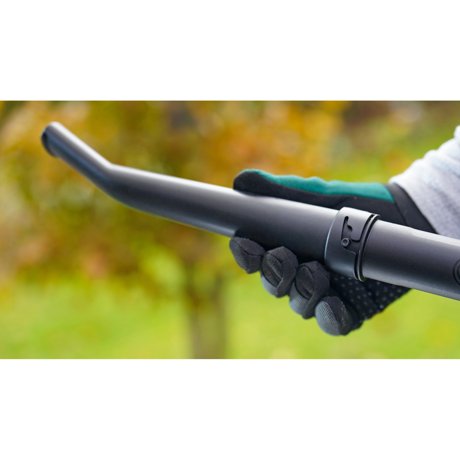Detailaufnahme: Hand mit Handschuh hält Bosch Akku-Laubbläser UniversalLeafBlower 18V-130.