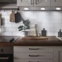 LEDVANCE Smart+ WiFi Unterbauleuchte, runde LED-Leuchte in Weiß unter Küchenschrank.